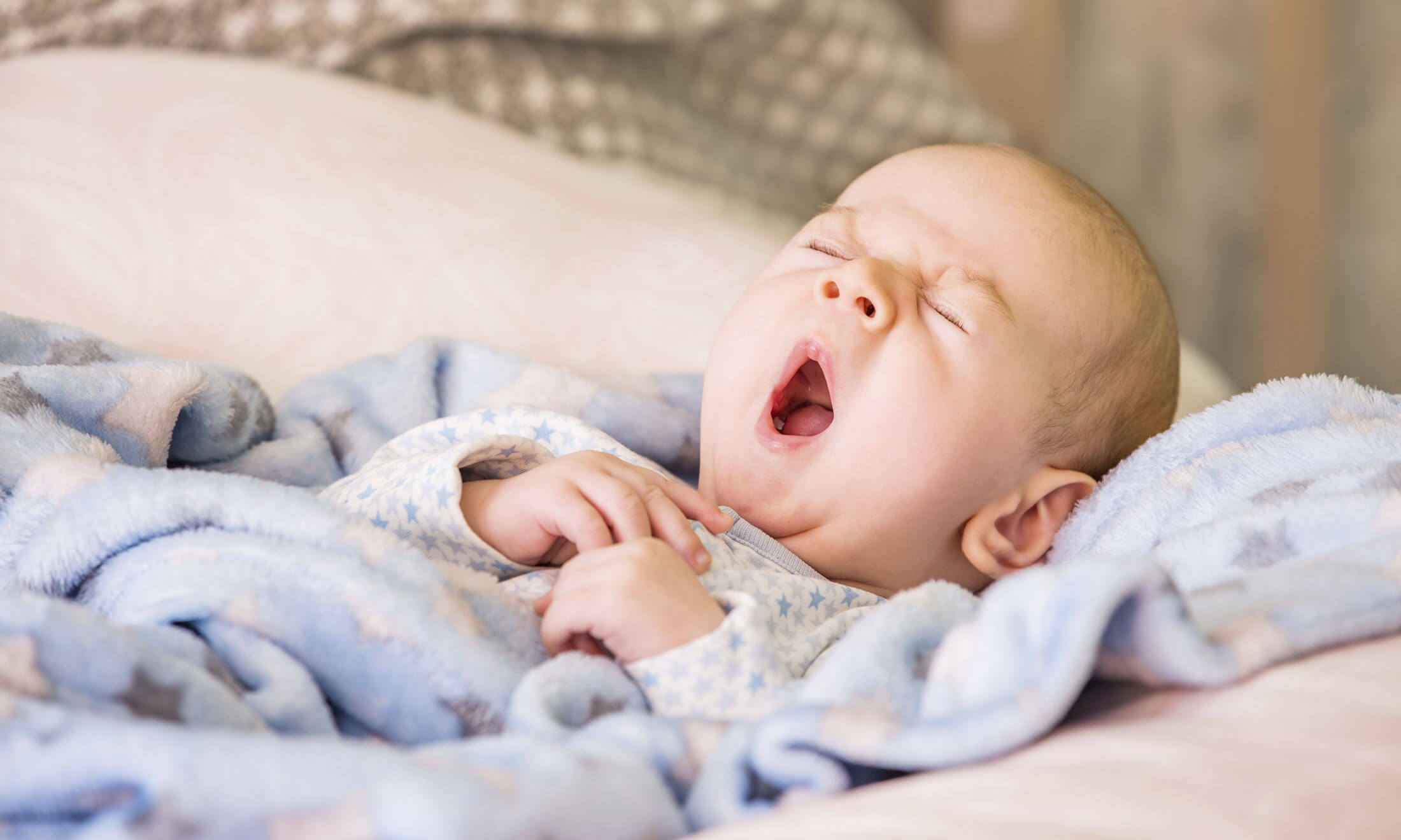 Почему новорожденные во сне кряхтят и сопят?
