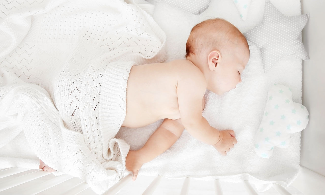 Почему ребенок потеет во сне: основные причины