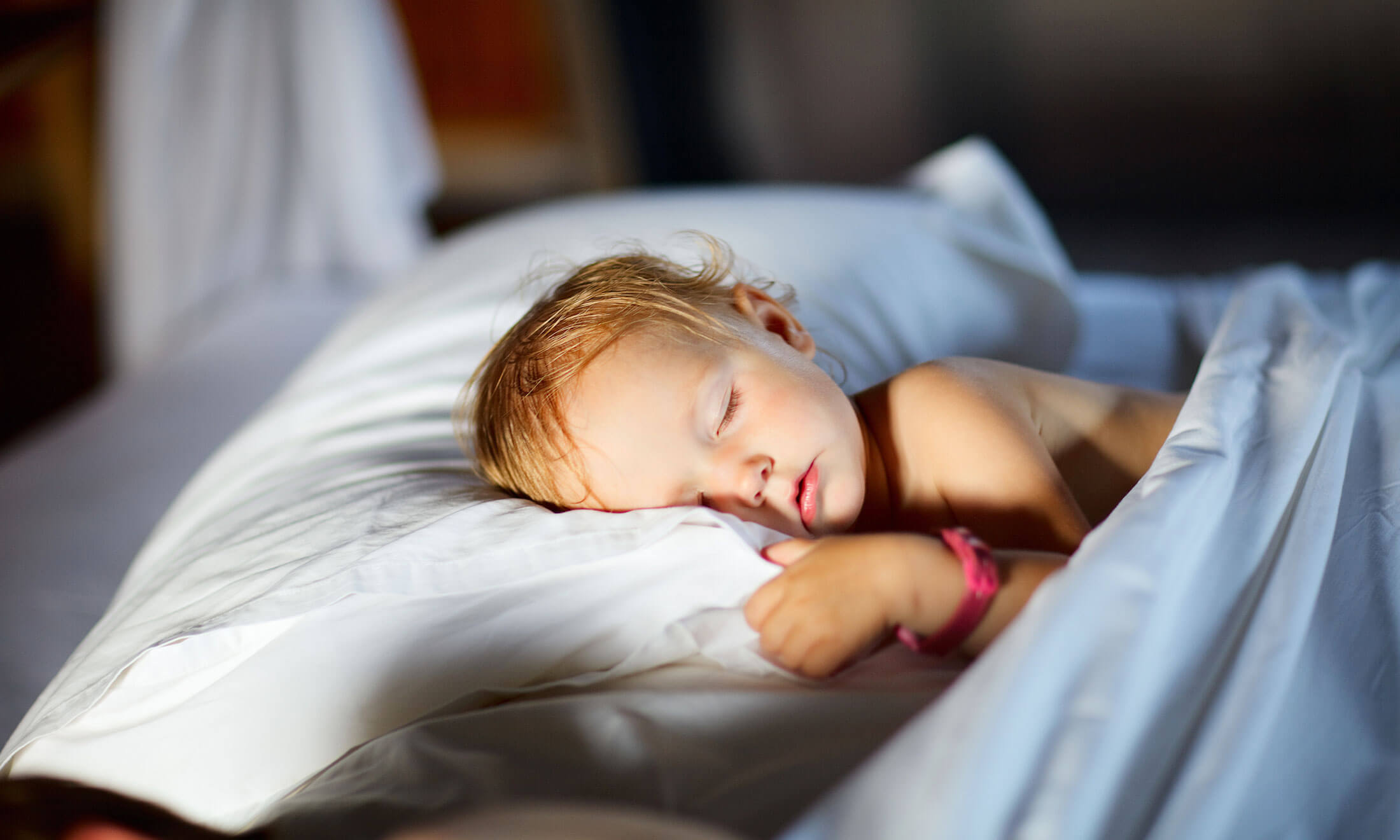 Новорожденный ребенок не спит ночью — что делать?