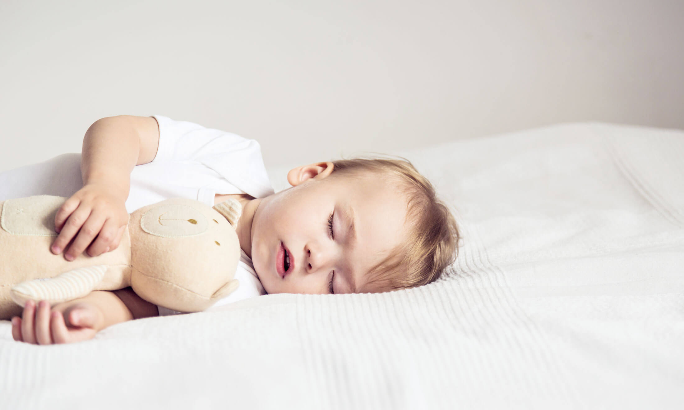 6 основных причин, почему ребенок сильно потеет по ночам