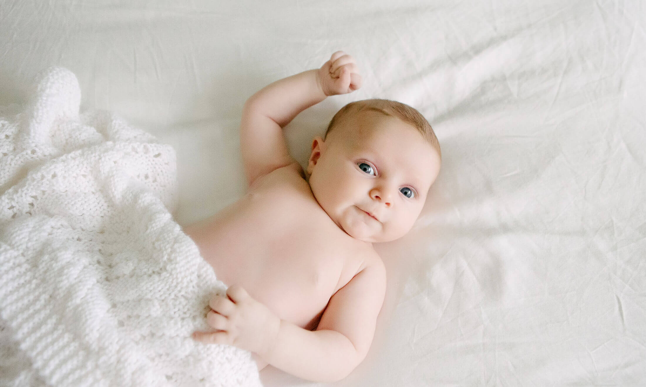 Первые 3 месяца новорожденного. Фотосессия для детей до 1 года. Фото малышей до года. Фотосессия с малышом. Новорожденный малыш.